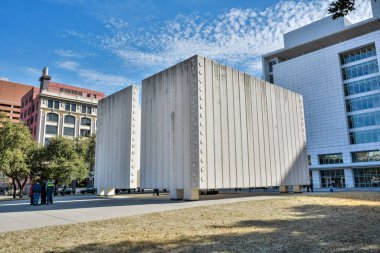 Dallas, Teksas, ABD - 31 Aralık 2016. Dallas 'taki Kennedy Memorial, TX, çevresindeki insanlar ve binalar.