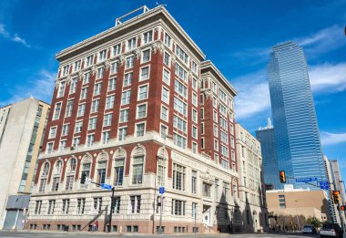 Dallas, Teksas, ABD - 31 Aralık 2016. Dallas şehir merkezindeki sokak manzarası, TX, Main St ve S Houston caddelerinin kesiştiği yerde, Dallas County Kayıt Binası Kompleksi, çevre binalar ve arabalar.