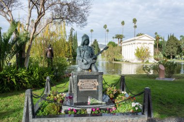 Los Angeles, Kaliforniya, ABD - 7 Ocak 2017. Mezar taşı ve Amerikan punk rock gitaristi ve söz yazarı Johnny Ramone 'un anıtı Los Angeles' taki Hollywood Forever Mezarlığı, CA.