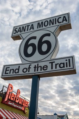 Santa Monica, Kaliforniya, ABD - 8 Ocak 2017. Santa Monica, CA 'da 66. Yol' un sonundaki işaret levhası..