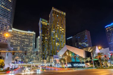 Las Vegas, Nevada, Amerika Birleşik Devletleri - 10 Ocak 2017. Las Vegas 'ta sokak manzarası, modern binalar, ticari mülkler ve gece şehir trafiği..