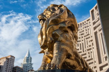 Las Vegas, Nevada, Amerika Birleşik Devletleri - 11 Ocak 2017. MGM aslanı Leo 'nun heykeli Las Vegas' taki MGM Grand Hotel ve Casino 'nun önünde. Bu, ABD 'deki en büyük bronz heykel..