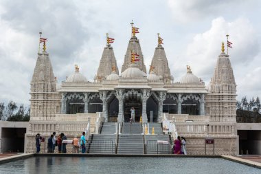 Houston, Teksas, Amerika Birleşik Devletleri - 16 Ocak 2017. Hindi tapınağının dış görünüşü BAPS Shri Swaminarayan Mandir, Houston, TX, insanlarla.