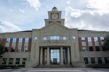 Sugar Land, Teksas, Amerika Birleşik Devletleri - 16 Ocak 2017. Sugar Land, TX 'teki Sugar Land Belediye Binası' nın dış görünüşü.