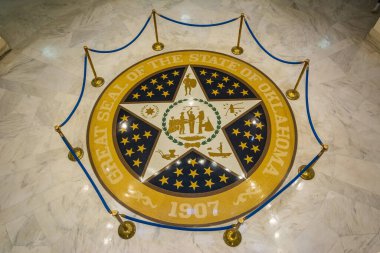 Oklahoma City, Oklahoma, Amerika Birleşik Devletleri - 18 Ocak 2017. Oklahoma eyaletinin büyük mührü Oklahoma eyaletinin başkentinin mermer zemininde..