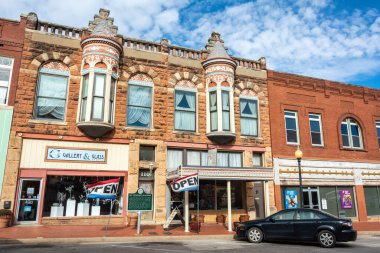 Guthrie, Oklahoma, Amerika Birleşik Devletleri - 19 Ocak 2017. Guthrie 'deki De Steiguer Binası' nın dış görünüşü, tamam, ticari mülkleri ve arabası var.. 