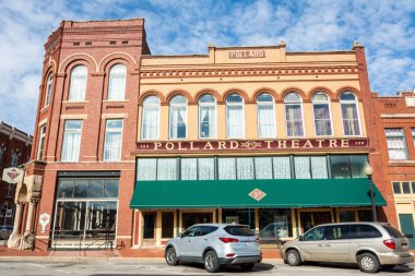 Guthrie, Oklahoma, Amerika Birleşik Devletleri - 19 Ocak 2017. Guthrie 'deki Pollard Tiyatrosu' nun dış görünüşü, tamam, ticari mülkleri ve arabası var..