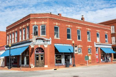 Guthrie, Oklahoma, Amerika Birleşik Devletleri - 19 Ocak 2017. Guthrie 'deki tarihi binanın dış görünüşü, ticari mülkleri ve arabası olan Blue Bell Bar..