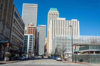 Tulsa, Oklahoma, Amerika Birleşik Devletleri - 20 Ocak 2017. Tulsa 'daki sokak manzarası, tamam, binalar ve arabalarla.