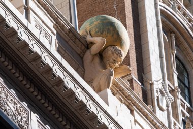 Tulsa, Oklahoma, Amerika Birleşik Devletleri - 20 Ocak 2017. Tulsa 'daki Atlas Hayat Binası' nın tepesindeki Atlas Heykeli..