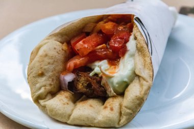 Yunanistan 'da jiroskoplar et, mayonez ve domateslerle sarılı.