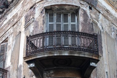 Atina, Yunanistan 'da tarihi bir binanın balkonunda, panjurların arkasında balkon kapıları var..