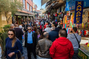 Atina, Yunanistan - 13 Kasım 2016. Atina 'daki Monastiraki Bit Pazarı' nda kalabalık bir cadde..