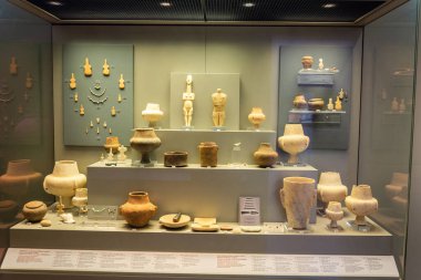 Atina, Yunanistan - 14 Kasım 2016. Yunanistan 'ın başkenti Atina' daki Ulusal Arkeoloji Müzesi 'nde sergilenen sergide, Glypha, Panagia ve Pyrgos (MÖ 3200-MÖ 2800) mezarlıklarından erken Kiklad I dönemine ait mezar adaklar sergileniyor.).