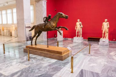 Atina, Yunanistan - 14 Kasım 2016. Yunanistan 'ın Atina kentindeki Ulusal Arkeoloji Müzesi' nin antik heykelleriyle iç görünümü.