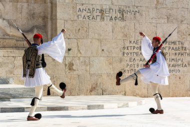Atina, Yunanistan - 15 Kasım 2016. Cumhurbaşkanlığı Muhafızları, Atina 'daki Yunan Parlamentosu' nun eteğindeki Sintagma Meydanı 'nda, Meçhul Asker' in Mezarı 'nda düzenlenen muhafız töreni sırasında yürüyüş yapıyorlar..