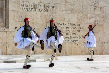 Atina, Yunanistan - 15 Kasım 2016. Cumhurbaşkanlığı Muhafızları, Atina 'daki Yunan Parlamentosu' nun eteğindeki Sintagma Meydanı 'nda, Meçhul Asker' in Mezarı 'nda düzenlenen muhafız töreni sırasında yürüyüş yapıyorlar..