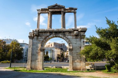 Atina, Yunanistan - 15 Kasım 2016. Atina 'da Hadrian Kemeri, arka planda Akropolis. Hadrian kemeri 132 yılında, muhtemelen Olimpos Zeus Tapınağı 'nın kutsanması anısına dikmiştir..