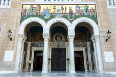 Atina, Yunanistan - 16 Kasım 2016. Sütunları ve freskleri olan Atina Katedrali 'ne giriş. 