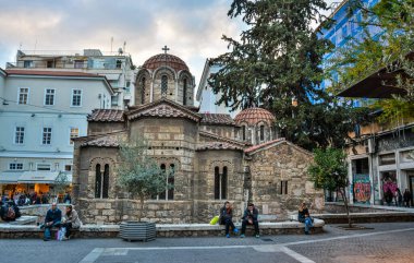 Atina, Yunanistan - 16 Kasım 2016. Agios Eleftherios Kilisesi (Little Metropolis) ile Atina 'daki Mitropolis Meydanı' nın alacakaranlıktaki görüntüsü. 