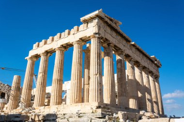 Atina, Yunanistan - 17 Kasım 2016. Atina Akropolü 'ndeki Parthenon tapınağının kalıntıları. Atina halkının koruyucuları olarak gördüğü tanrıça Athena 'ya ithaf edilmiştir..
