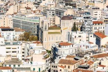 Atina, Yunanistan - 17 Kasım 2016. Atina 'nın Monastiraki bölgesini Atina Katedrali ile birlikte izleyin. 