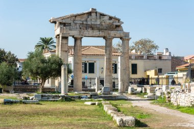 Atina, Yunanistan - 18 Kasım 2016. Atina 'daki Roma Agora sahasında dört Doriç sütunuyla çevrili Athena Archegetis Kapısı.