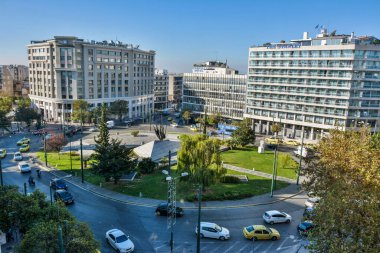 Atina, Yunanistan - 18 Kasım 2016. Atina 'daki Karaiskaki meydanını, Düşen Havacılar Anıtı' nı, çevresindeki binaları ve şehir trafiğini gör.