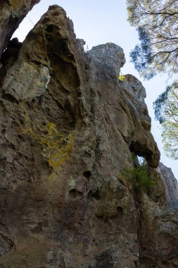 Victoria, Avustralya 'daki Hanging Rock' ta Kraliçe Mary Profili olarak bilinen kaya parçası..