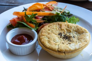 Avustralya 'da soslu ve salatalı Avustralya turtası..