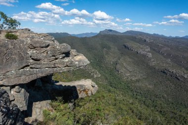 Victoria, Avustralya 'nın Grampians bölgesindeki Reed Gözcülüğünde Balkon olarak bilinen kaya oluşumları.