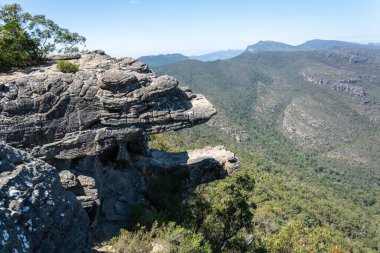 Victoria, Avustralya 'nın Grampians bölgesindeki Reed Gözcülüğünde Balkon olarak bilinen kaya oluşumları
