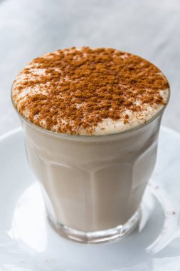 Üstünde tarçın olan Chai latte..
