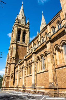 Adelaide, Avustralya - 16 Mart 2017. Adelaide 'deki St. Peters Katedrali' nin dış manzarası Pennington Terrace 'ın köşesi ve Kuzey Adelaide' in kenar mahallelerindeki King William Yolu.