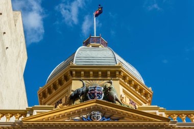 Adelaide, Avustralya - 16 Mart 2017. Adelaide Atari Salonu 'nun mimari detayları, sekizgen kulesi ve kubbesi, Avustralyalı bir arma taşıyor.. 
