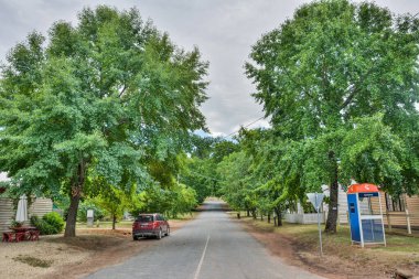 Jamieson, Victoria, Avustralya - 22 Mart 2017. Jamieson 'da sokak manzarası, binalar, bitki örtüsü ve arabalarla.