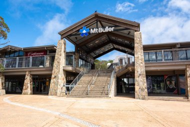 Buller Dağı, Victoria Dağı, Avustralya - 23 Mart 2017. Mt Buller, VIC 'deki Village Square' deki modern bina, ticari mülklere ve Blue Bullet Dörtlüsü asansörüne ev sahipliği yapıyor..