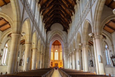 Bendigo, Victoria, Avustralya - 27 Şubat 2017. Bendigo 'daki Sacred Heart Katedrali' nin iç manzarası, Vic, ana sunağa doğru..