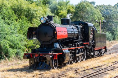 Maldon, Victoria, Avustralya - 1 Mart 2017. Victoria, Avustralya 'nın altın tarlalarında Maldon Castlemaine rotasında ilerleyen tarihi buhar treni.