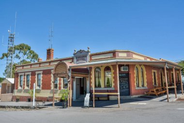 Maldon, Victoria, Avustralya - 1 Mart 2017. Vic Maldon 'daki tarihi Kanguru Oteli' nin dış görünüşü. Otelin ilk bölümü 1856 'da inşa edildi, 1866' da bir balo salonu, kasap dükkanı ve köşe bölümü eklendi. Otel Cobb için değişen bir istasyondu.