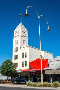 Horsham, Victoria, Avustralya - 4 Mart 2017. Horsham, VIC 'deki tarihi T & G binasının dış görünümü, araba ve ticari mülkleri ile.