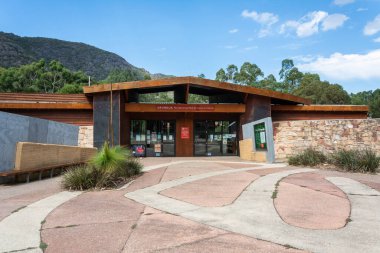 Halls Gap, Victoria, Avustralya - 5 Mart 2017. Holls Gap 'teki Brambuk Kültür Merkezi' nin dış görünüşü, VIC. 