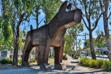 Fairfield, Melbourne, Victoria, Avustralya - 8 Mart 2017. Fairfield Endüstriyel Köpek Nesnesi (FIDO) Melbourne 'un Fairfield banliyösünde. Darebin Şehir Meclisi 'nin Kamu Sanat Programı' nın bir parçası olan bu büyük köpek ahşap heykeli,
