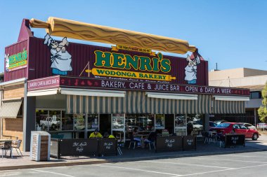 Wodonga, Victoria, Avustralya - 9 Mart 2017. The Big Rolling Pin, Wodonga 'da bir fırının üstünde oturuyor. Pastanenin dış görünüşü, insanlar ve arabalarla dolu..