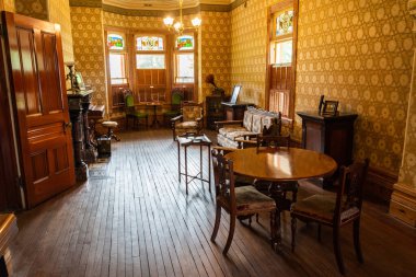 Mildura, Victoria, Avustralya - 12 Mart 2017. Mildura 'daki Rio Vista tarihi binasının içi. Mobilya ve hatıralarla dolu. 1889 'da inşa edilen bu tarihi Kraliçe Anne tarzı bina William B Chaffey' nin büyük çiftliğiydi.