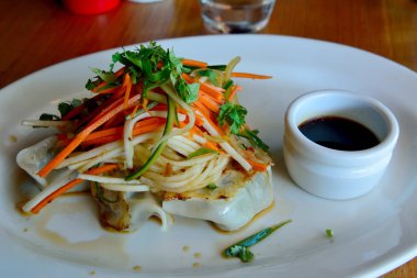 Tavada kızartma, hindi kıyması ve salatalı ıspanak.