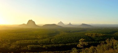 Günbatımında Queensland, Avustralya 'da Glass House Mountains (Tibrogargan, Cooee, Beerwah, Coonowrin ve Ngungun dahil) panoramik manzarası.