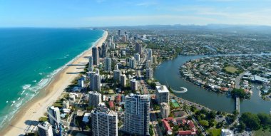 Surfers Paradise, Queensland, Avustralya - 10 Ocak 2018. Surfers Paradise ve Nerang nehri üzerinde gökdelenler, ticari ve meskun binalar.