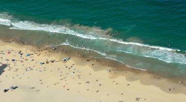 Queensland, Avustralya 'daki Altın Sahilde Sörfçüler Cenneti.