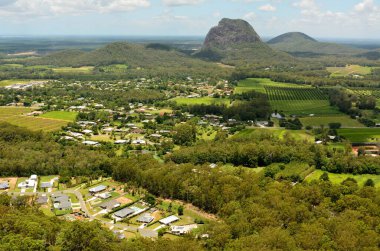 Queensland, Avustralya 'daki Glass House Dağları bölgesindeki Tibrogargan Dağı' na doğru bakın..